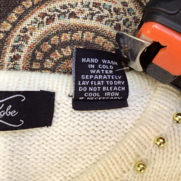 Crystal-Kobe ladies Christmas cardigan. EUC. - Picture 5 of 5